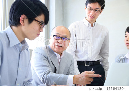 会社で企画会議をする若い社員と部長 133641204