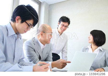 会社で企画会議をする若い社員と部長 133641206