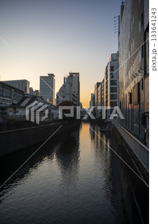 夕暮れ　東京水道橋の神田川の風景 133641243