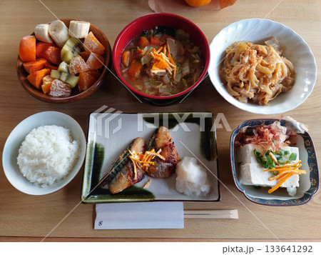 日本食レストランで食べる定番の焼き魚定食の例～鰆の西京みそ漬け，和食御膳のセットメニュー 133641292