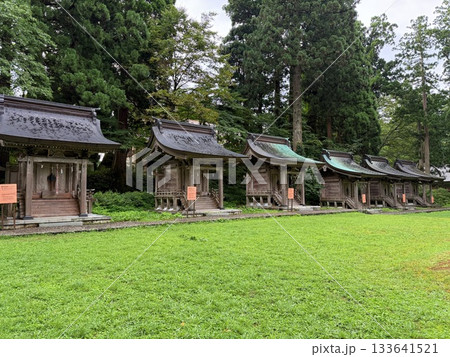 杉並木に囲まれた羽黒山の石段 133641521