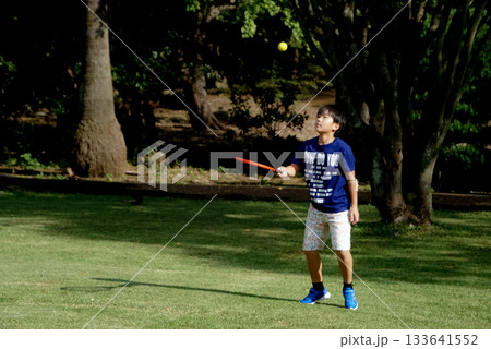 <素材>公園でテニスをする男の子の横顔” <素材>公園でテニスをする男の子の横顔” 133641552