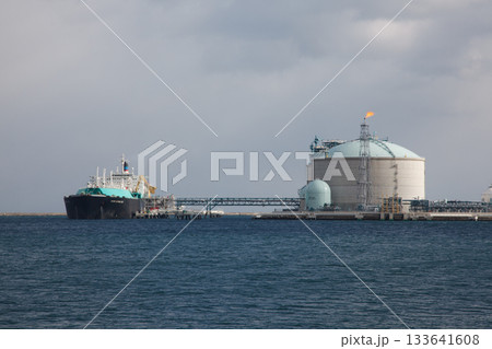 輸入エネルギーのLNG（液化天然ガス）輸送してきた船と燃料タンク 133641608