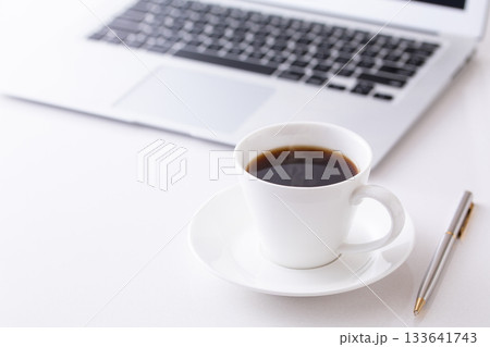オフィスでホットコーヒーを飲む オフィスでホットコーヒーを飲む 133641743