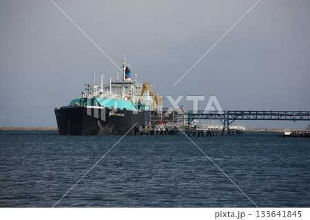 輸入エネルギーのLNG（液化天然ガス）輸送してきた停泊中の船 133641845