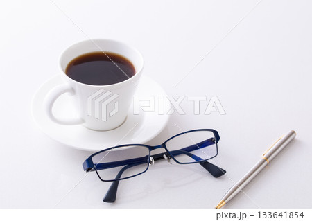 オフィスでホットコーヒーを飲む オフィスでホットコーヒーを飲む 133641854