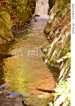 武石川のお仙ヶ淵の秋の水面 武石川のお仙ヶ淵の秋の水面 133641898