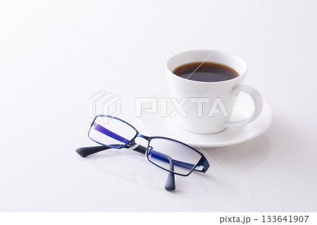 オフィスでホットコーヒーを飲む 133641907