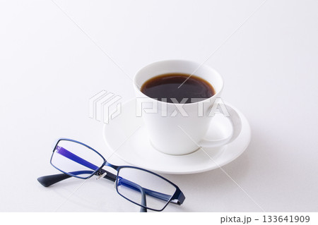 オフィスでホットコーヒーを飲む 133641909