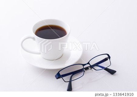 オフィスでホットコーヒーを飲む 133641910