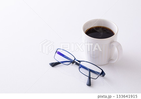 オフィスでホットコーヒーを飲む オフィスでホットコーヒーを飲む 133641915