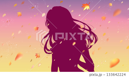 出かける女性　秋　紅葉　シルエット　夕暮れ 133642224