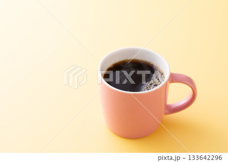 テーブルの上のホットコーヒー テーブルの上のホットコーヒー 133642296
