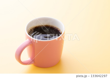 テーブルの上のホットコーヒー テーブルの上のホットコーヒー 133642297