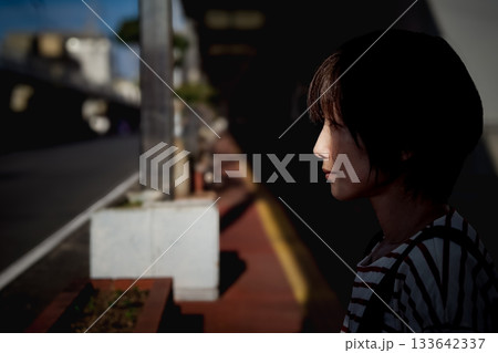 <五島の風景>古い商店街を観光する女性 <五島の風景>古い商店街を観光する女性 133642337