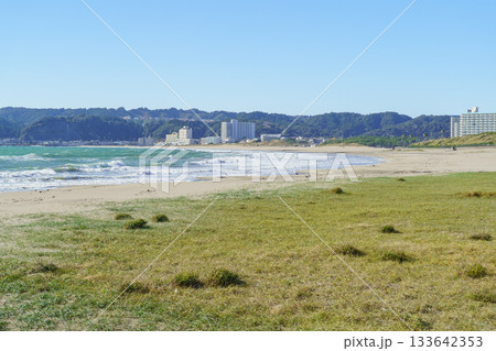 【千葉県】御宿海岸・岩和田海岸付近から中央海岸・浜海岸方面を望む風景 133642353