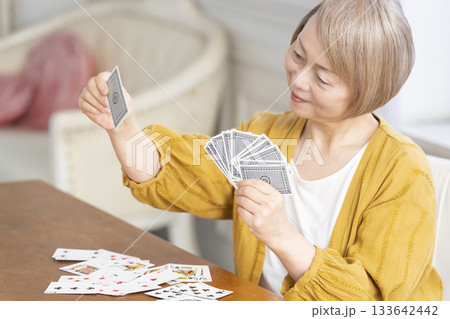 リビングでトランプをするシニア女性 133642442