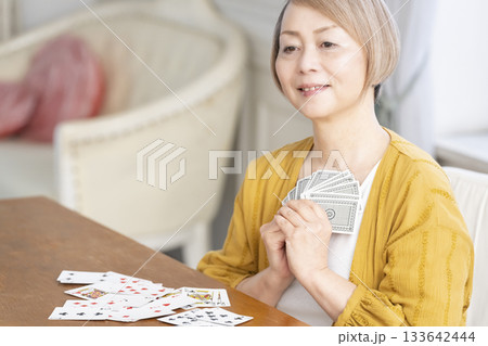 リビングでトランプをするシニア女性 133642444