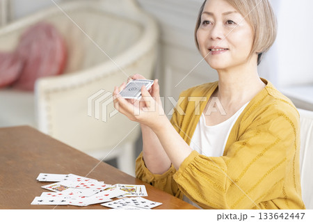 リビングでトランプをするシニア女性 133642447