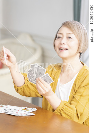 リビングでトランプをするシニア女性 リビングでトランプをするシニア女性 133642456