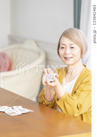 リビングでトランプをするシニア女性 133642465
