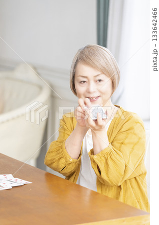 リビングでトランプをするシニア女性 133642466