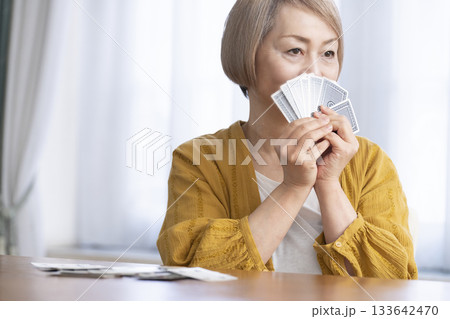 リビングでトランプをするシニア女性 リビングでトランプをするシニア女性 133642470