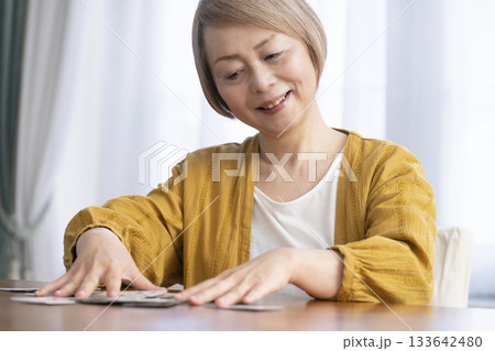 リビングでトランプをするシニア女性 リビングでトランプをするシニア女性 133642480