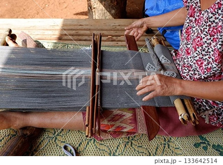 ラオス少数民族の女性と腰織り機 ラオス少数民族の女性と腰織り機 133642514