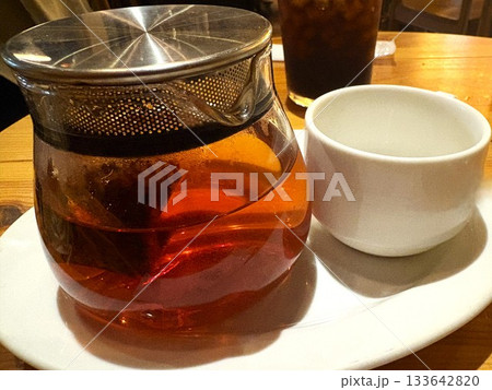 ティーカップに注がれる紅茶 133642820