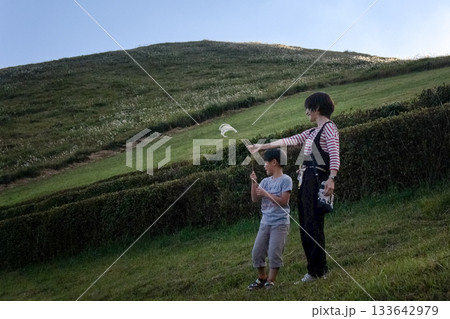<素材>家族旅行で秋の山頂に登る親子 <素材>家族旅行で秋の山頂に登る親子 133642979