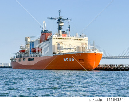 巨大な船体を持つ南極観測船「しらせ」 2025.11 横浜, 日本 133643844