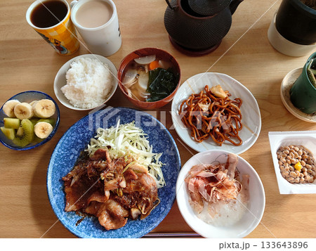 日本の大衆食堂の定番メニュー~豚肉の生姜焼き定食(しょうが焼きセット),おすすめのライス・椀物付き 日本の大衆食堂の定番メニュー~豚肉の生姜焼き定食(しょうが焼きセット),おすすめのライス・椀物付き 133643896