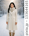 雪景色の中に立つ女性ポートレート（Woman Standing in a Snowy Landsca 133644165