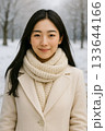 雪の中で微笑む女性のアップポートレート（Close-up Portrait of a Woman S 133644166