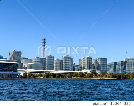 快晴の海越しに望む横浜みなとみらいのスカイライン 2025.11 横浜, 日本 快晴の海越しに望む横浜みなとみらいのスカイライン 2025.11 横浜, 日本 133644386