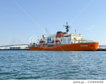 快晴の海に浮かぶ南極観測船「しらせ」とベイブリッジ 2025.11 横浜, 日本 133644488