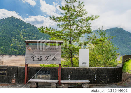 新城市の宇連ダムの風景(愛知県) 133644601