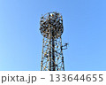 青空に映える基地局の鉄塔 133644655