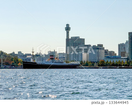 横浜港に係留された氷川丸とマリンタワー 2025.11 横浜, 日本 133644945