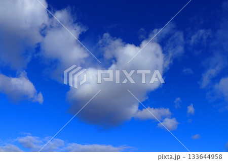 真夏の青空と白い雲　《日常》 133644958
