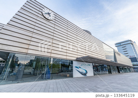 北海道函館市　人気の観光地函館の玄関口　晴天のJR函館駅 133645119