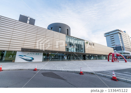 北海道函館市　人気の観光地函館の玄関口　晴天のJR函館駅 133645122