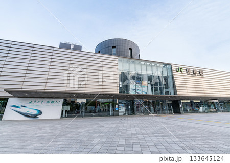 北海道函館市　人気の観光地函館の玄関口　晴天のJR函館駅 133645124