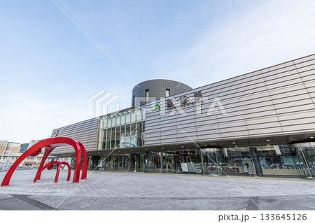 北海道函館市 人気の観光地函館の玄関口 晴天のJR函館駅 北海道函館市 人気の観光地函館の玄関口 晴天のJR函館駅 133645126