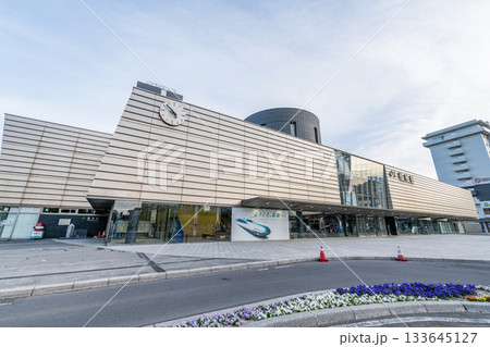 北海道函館市　人気の観光地函館の玄関口　晴天のJR函館駅 133645127