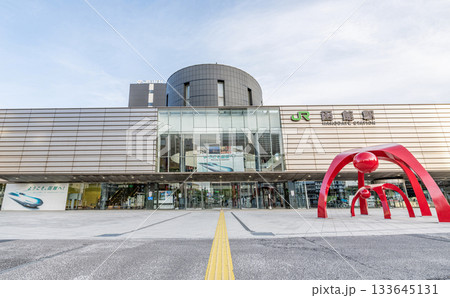 北海道函館市　人気の観光地函館の玄関口　晴天のJR函館駅 133645131