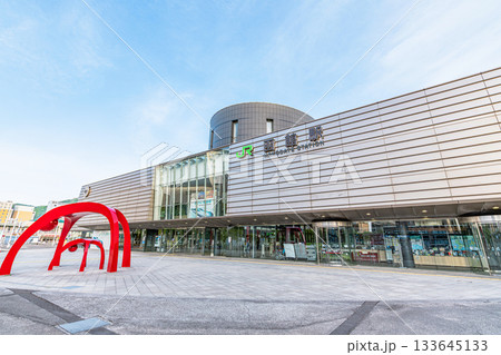 北海道函館市　人気の観光地函館の玄関口　晴天のJR函館駅 133645133