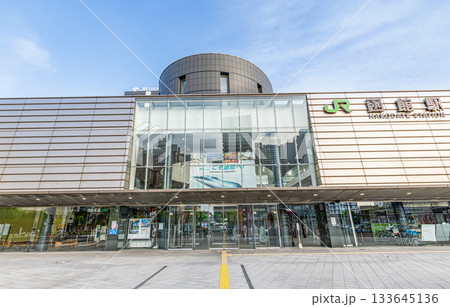 北海道函館市　人気の観光地函館の玄関口　晴天のJR函館駅 133645136