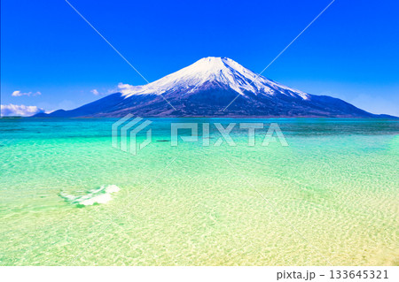 17エンドビーチの美しいサンゴ礁の海 133645321